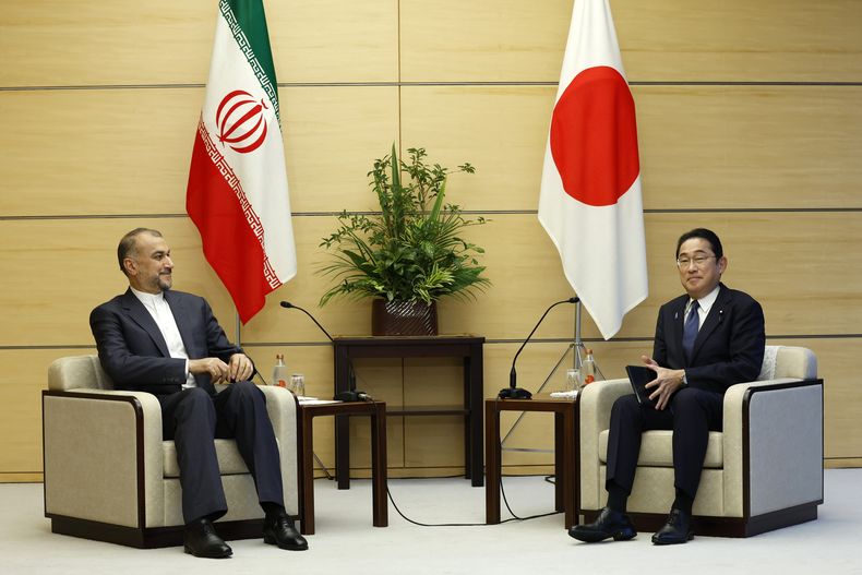 El ministro de Relaciones Exteriores de Irán, Hossein Amir-Abdollahian, con el primer ministro japonés, Fumio Kishida, en la oficina de Kishida en Tokio el 7 de agosto de 2023. (Issei Kato/Pool Photo vía AP)
