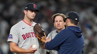 Garrett Whitlock, relevista de los Medias Rojas de Boston, es retirado por el manager Chad Tracy en el segundo juego de la serie de comodines ante los Yankees de Nueva York, el miércoles 30 de septiembre de 2026 (AP Foto/Frank Franklin II)