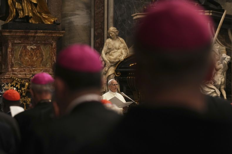El papa León XIV dirige una meditación con los participantes en el Jubileo de los obispos, en el interior de la Basílica de San Pedro, en el Vaticano, el 25 de junio de 2025. (AP Foto/Andrew Medichini)