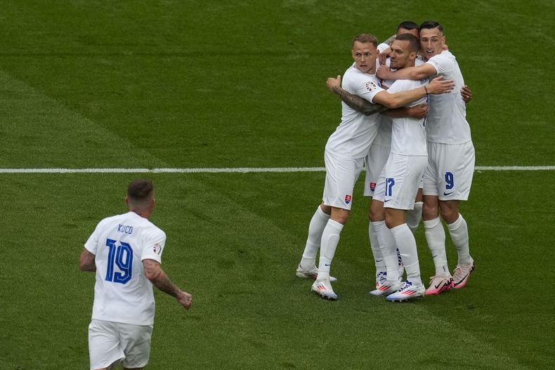 Los jugadores de Eslovaquia celebran el gol de Ivan Schranz en la victoria 1-0 ante Bélgica en la Eurocopa, el lunes 17 de junio de 2024, en Fráncfort. (AP Foto/Themba Hadebe)