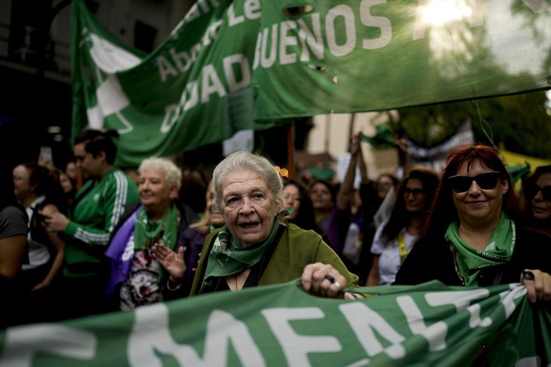Martha Rosenberg, con un pañuelo verde en el cuello como símbolo del derecho al aborto en América Latina, participa en una marcha por el Día Internacional de la Mujer en Buenos Aires, Argentina, el sábado 8 de marzo de 2025. (Foto AP/Natacha Pisarenko)