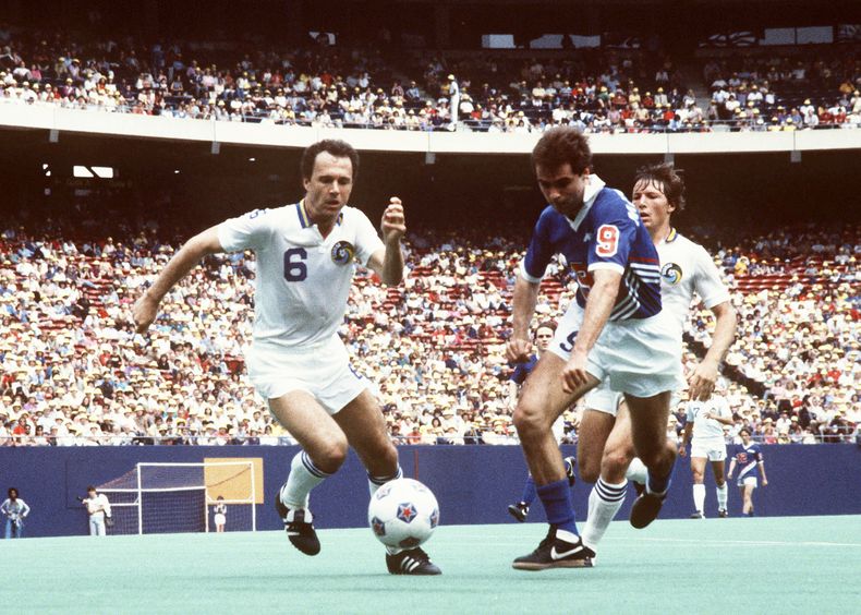 ARCHIV0 - Foto del 1 de mayo de 1983 el defensa alemán Franz Beckenbauer con el Cosmos de Nueva York. (AP Foto, Archivo)