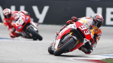 americateve | El espa&ntilde;ol Marc M&aacute;rquez (93) toma una curva en su Honda durante el Gran Premio de Assen de MotoGP el s&aacute;bado, 28 de junio del 2014. (Foto AP/Vincent Jannink)