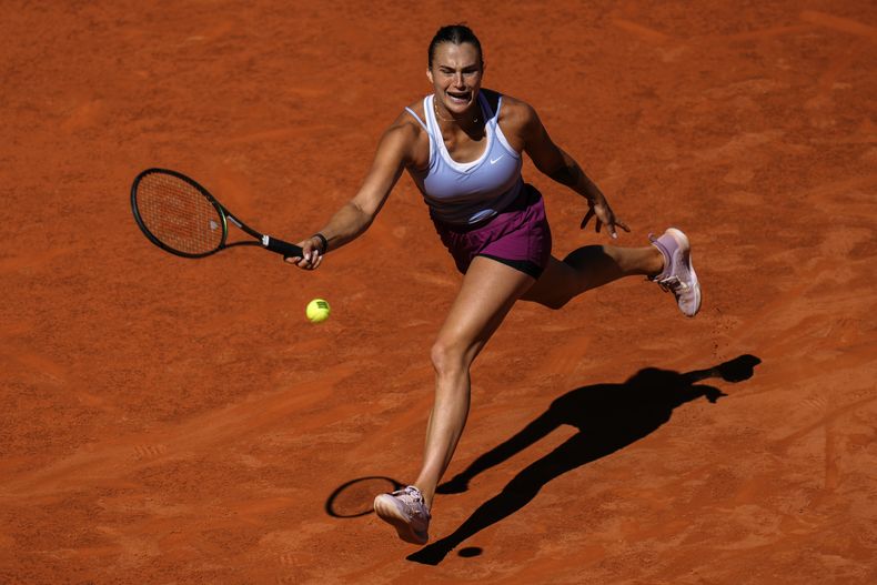 ARCHIVO - Foto del 4 de mayo del 2023, la bielorrusa Aryna Sabalenka regresa una bola en el Abierto de Madrid frente a la griega Maria Sakkari. (AP Foto/Manu Fernandez, Archivo)