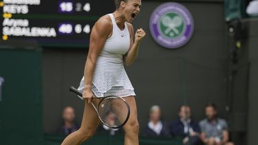 La bielorrusa Aryna Sabalenka celebra tras llevarse un game en el encuentro de cuartos de final de Wimbledon ante la estadounidense Madison Keys el miércoles 12 de julio del 2023. (AP Foto/Alastair Grant)