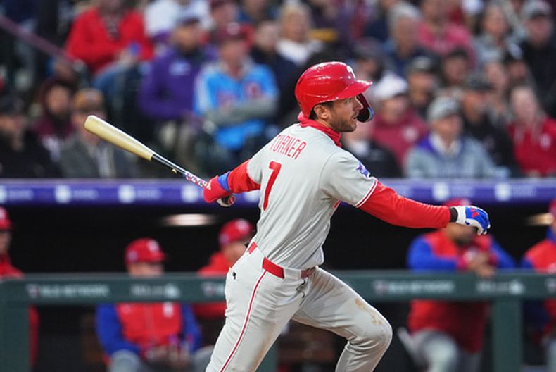 Trea Turner, de los Filis de Filadelfia, conecta un doble productor en el juego del sábado 4 de abril de 2026 ante los Rockies de Colorado (AP Foto/David Zalubowski)