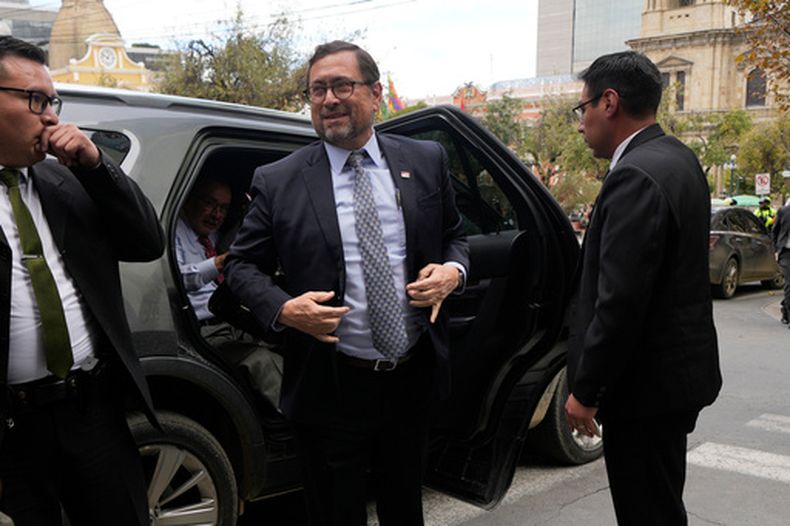 El ministro de Relaciones Exteriores de Chile, Francisco Pérez Mackenna, en el centro, llega para reunirse con su homólogo boliviano en La Paz, Bolivia, el jueves 23 de abril de 2026. (AP Foto/Juan Karita)