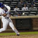 Pete Alonso, de los Mets de Nueva York, batea un cuadrangular en la octava entrada del juego de béisbol en contra de los Gigantes de San Francisco, el domingo 2 de julio de 2023, en Nueva York. (AP Foto/Bebeto Matthews)