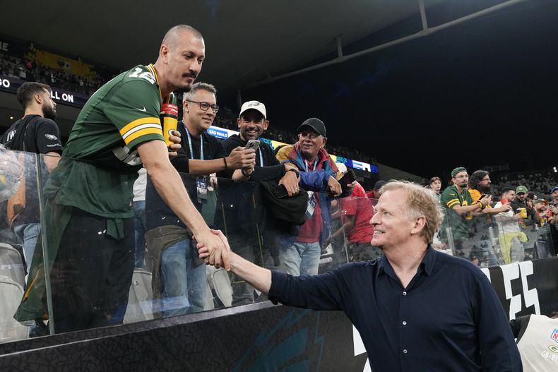 Roger Goodell, comisionado de la NFL, saluda a los fanáticos antes de un partido entre los Eagles de Filadelfia y los Packers de Green Bay, el viernes 6 de septiembre de 2024, en Sao Paulo (AP Foto/Doug Benc)