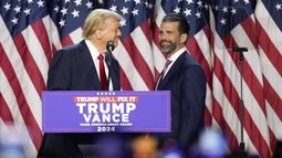 El candidato republicano a la presidencia, el expresidente Donald Trump (izquierda) observa a su hijo Donald Trump Jr. durante una fiesta el día de las elecciones, el miércoles 6 de noviembre de 2024, en West Palm Bach, Florida. (AP Foto/Alex Brandon)