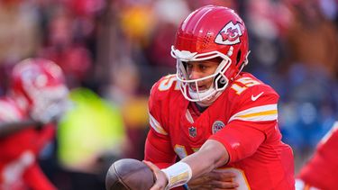 ARCHIVO - Patrick Mahomes, quarterback de los Chiefs de Kansas City, entrega el balón durante un partido ante los Chargers de San Diego, el 14 de diciembre de 2025 (AP Foto/Charlie Riedel, archivo)