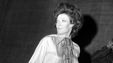 ARCHIVO - La actriz británica Maggie Smith en el escenario del Old Vic de Londres, el 8 de abril de 1970, durante un intermedio del ensayo de The Beaux Stratagem. Smith, que ganó un Oscar por The Prime of Miss Jean Brodie en 1969 además de destacar en los filmes de Harry Potter y la serie Downton Abbey ha fallecido a los 89 años. (Foto AP/ L Brown, archivo)