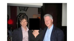 Esta foto sin fecha y censurada, publicada por el Departamento de Justicia de Estados Unidos, muestra a Mick Jagger (izquierda) y al expresidente Bill Clinton (derecha) con una persona desconocida. (Departamento de Justicia vía AP)