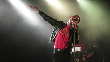 El cantautor chileno Alex Anwandter se presenta en concierto en la Ciudad de México el 12 de noviembre de 2023. (Foto AP/Berenice Bautista)