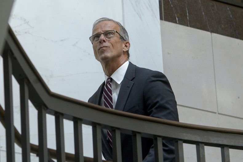 El líder de la mayoría en el Senado, el republicano John Thune, sale del recinto después de un informe confidencial sobre los ataques que ordenó el presidente Donald Trump a las instalaciones nucleares de Irán el pasado fin de semana, el jueves 26 de junio de 2025, en Washington. (AP Foto/Rod Lamkey, Jr.)