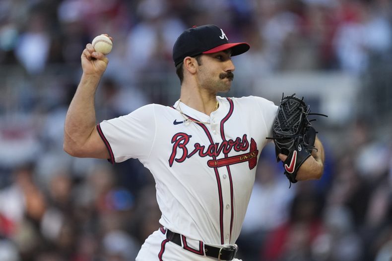 ARCHIVO - Spencer Strider (99), de los Bravos de Atlanta, se prepara para lanzar durante la primera entrada del juego de béisbol en contra de los Diamondbacks de Arizona, el viernes 5 de abril de 2024, en Atlanta. (AP Foto/John Bazemore, Archivo)