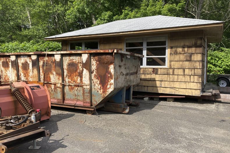 El antiguo estudio del dramaturgo estadounidense Arthur Miller en el sitio donde ha estado temporalmente los últimos cinco años detrás del ayuntamiento de Roxbury en un terreno usado por el departamento de obras públicas en Roxbury, Connecticut, el miércoles de 21 de junio de 2023. El estudio de Miller, originalmente construido en su antigua casa de Roxbury, es donde escribió y revisó varias obras de teatro, su autobiografía Timebends y guiones para las películas The Misfits y The Crucible. La junta de Arthur Miller Writing Studio, junto con la hija de Miller, Rebecca Miller, esperan recaudar 1 millón de dólares para restaurar la modesta estructura del estudio, reubicarla en una biblioteca local cercana y crear programación que inspire a otros escritores. (Foto AP/Susan Haigh)