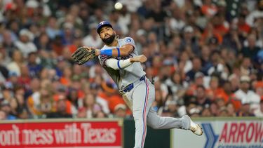 El tercera base de los Rangers de Texas, Ezequiel Duran, hace un tiro a la primera base para conseguir el out tras atrapar un roletazo de Jeremy Peña, de los Astros de Houston, durante la sexta entrada de un partido de béisbol el sábado 1 de agosto de 2026, en Houston. (Foto AP/David J. Phillip)