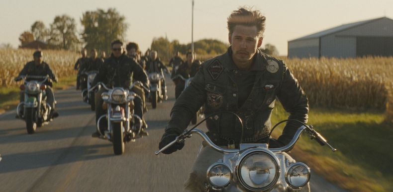 En esta imagen proporcionada por Focus Features, Austin Butler en una escena de The Bikeriders. (Focus Features vía AP)
