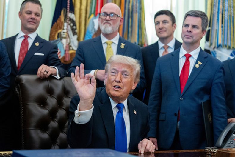 El presidente de Estados Unidos, Donald Trump, habla en el Despacho Oval de la Casa Blanca, el jueves 30 de abril de 2026, en Washington. (AP Foto/Alex Brandon)