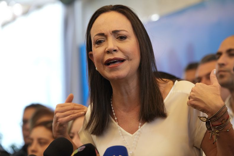 La líder de la oposición María Corina Machado, que enfrenta una prohibición gubernamental para postularse para un cargo, ofrece una conferencia de prensa en Caracas, Venezuela, el martes 26 de marzo de 2024. (AP Foto/Ariana Cubillos)