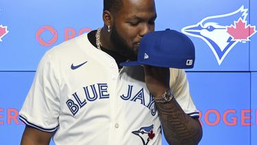 El primera base de los Azulejos de Toronto Vladimir Guerrero Jr. le da un beso a su gorra del equipo durante la conferencia de prensa para anunciar su contrato de 14 años y 500 millones de dólares el lunes 14 de abril del 2025. (Jon Blacker/The Canadian Press via AP)