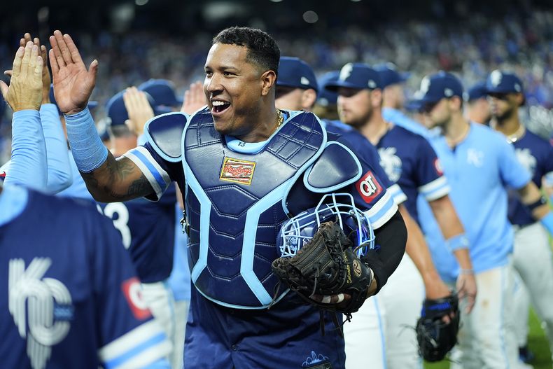 El venezolano Salvador Pérez, receptor de los Reales de Kansas City, festeja la victoria sobre los Mellizos de Minnesota, el viernes 6 de septiembre de 2024 (AP Foto/Charlie Riedel)