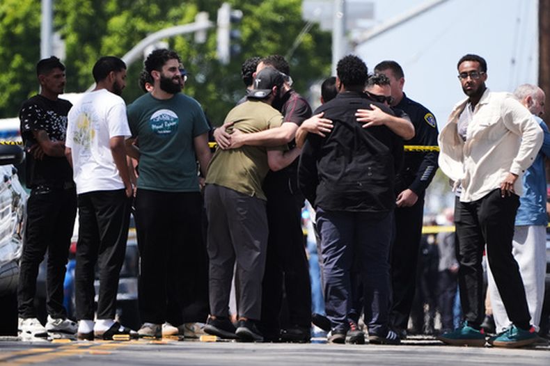 Un grupo de personas cerca de la mezquita donde ocurrió el tiroteo en San Diego el 18 de mayo del 2026. (AP foto/Gregory Bull)