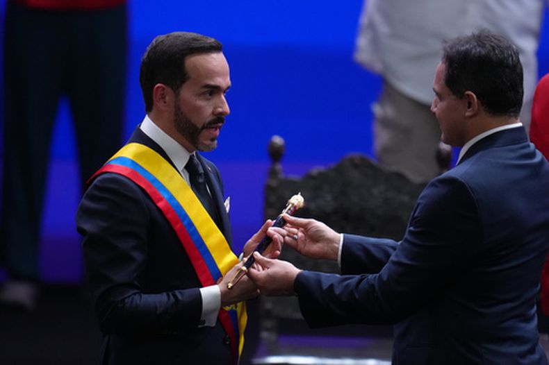 El presidente de Colombia, Abelardo de la Espriella, recibe el bastón de mando de manos del presidente del Senado, Honorio Henríquez, durante su investidura el viernes 7 de agosto de 2026, en Cali, Colombia. (AP Foto/Matías Delacroix)