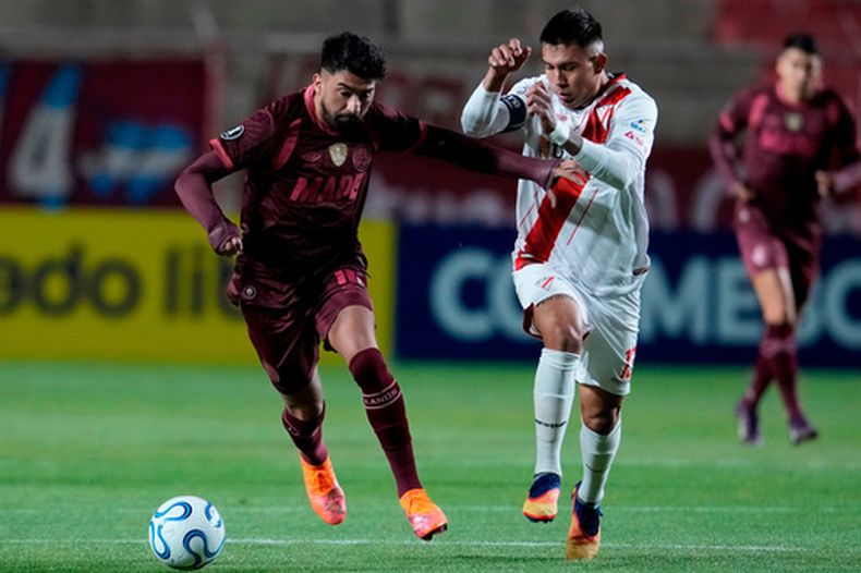 Damian Moreno del Lanus de Argentina pelea por el balón con Héctor Cuellar de Always Ready de Bolivia en el Grupo G de la Copa Libertadores el martes 5 de mayo del 2026. (AP Foto/Juan Karita)