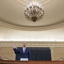 Exasesora de Trump debilita defensa en juicio político