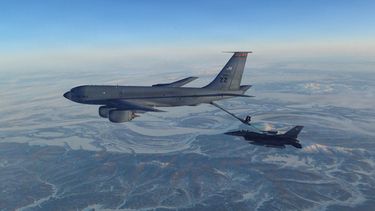 En la imagen, proporcionada por el Departamento de Defensa de Estados Unidos, se muestra un avión de combate F-16 del Mando de Defensa Aeroespacial de Norteamérica repostando de un KC-135 Stratotanker sobre el oeste de Alaska el jueves 19 de febrero de 2026. (Departamento de Defensa de Estados Unidos vía AP)