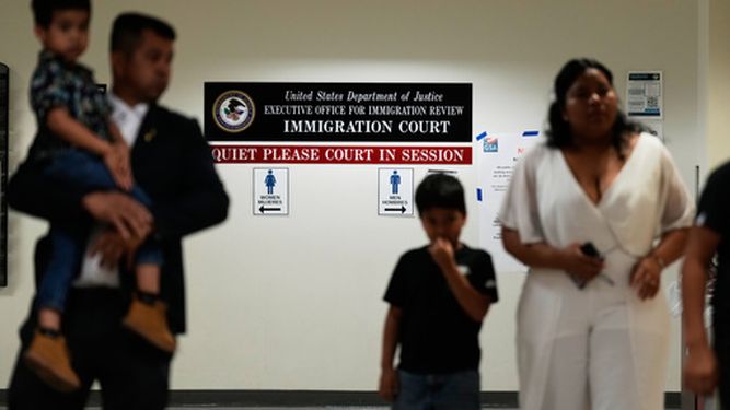 Personas llegan a vistas en un tribunal de inmigración en Nueva York, el 27 de julio de 2026. (Foto AP/Seth Wenig)