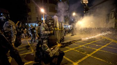 americateve | Esta fotograf&iacute;a del 30 de junio del 2013 muestra a la polic&iacute;a militar mientras dispara gases lacrim&oacute;genos cerca del estadio de Maracan&aacute; en el partido final entre Espa&ntilde;a y Brasil durante la Copa Confederaciones en R&iacut
