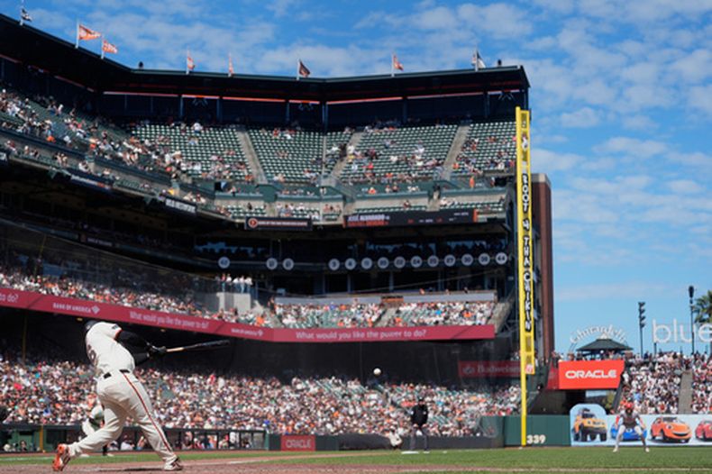 El dominicano Rafael Devers, de los Gigantes de San Francisco, conecta un sencillo productor ante los Filis de Filadelfia durante la octava entrada de un juego de béisbol en San Francisco, el miércoles 8 de abril de 2026. (Foto AP/Jeff Chiu)