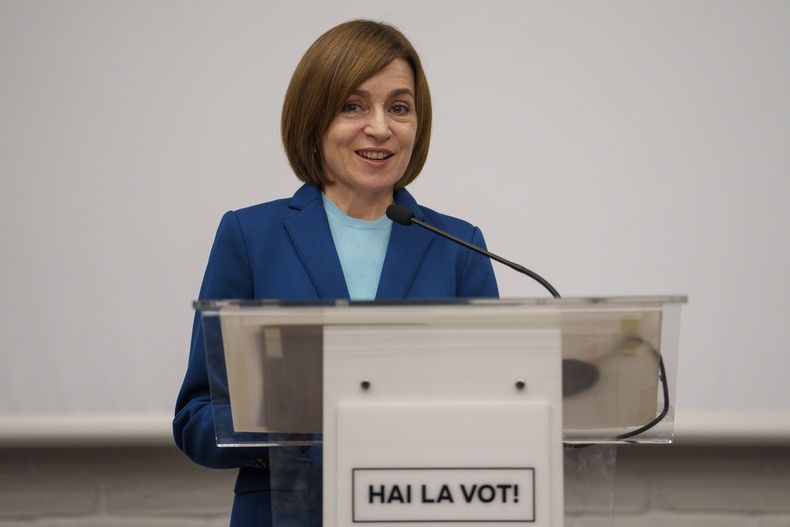 La presidenta electa de Moldavia, Maia Sandu, hace una declaración tras ganar en segunda vuelta presidencial contra un rival prorruso en Chisinau, Moldavia, el lunes 4 de noviembre de 2024. (AP Foto/Vadim Ghirda)