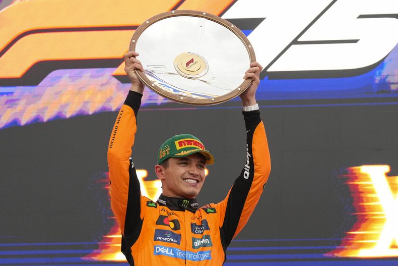 Lando Norris de McLaren celebra tras ganar el Gran Premio de Australia de la Fórmula Uno, el domingo 16 de marzo de 2025, en Melbourne. (AP Foto/Asanka Brendon Ratnayake)