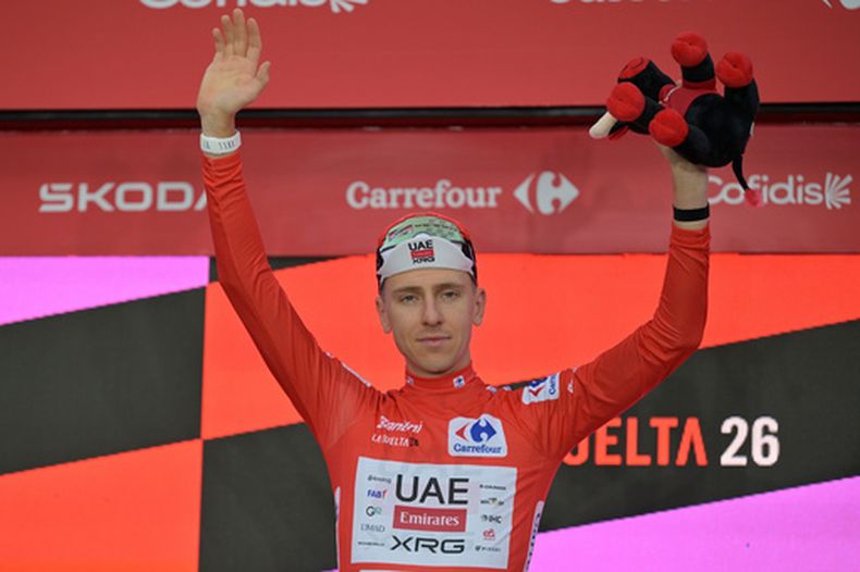 El esloveno Tadej Pogacar porta el maillot rojo de líder en el podio tras ganar la primera etapa de la Vuelta a España, una contrarreloj en Mónaco, el sábado 22 de agosto del 2026. (AP Foto/Philippe Magoni)