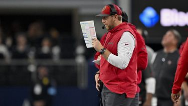 ARCHIVO - El coordinador ofensivo de los Buccaneers de Tampa Bay, Liam Coen, observa desde el banquillo durante un partido de fútbol americano de la NFL contra los Cowboys de Dallas en Arlington, Texas, el 22 de diciembre de 2024. (AP Foto/Jerome Miron, Archivo)