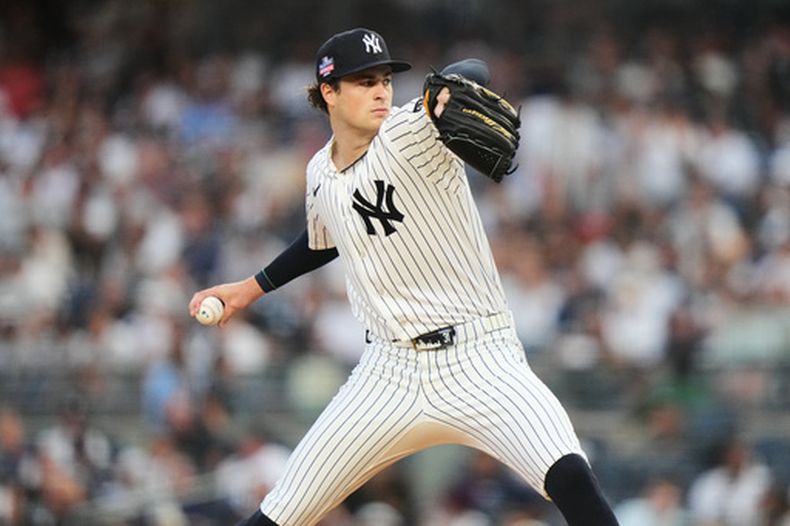 Cam Schlittler, de los Yankees de Nueva York, hace un pitcheo en el encuentro del viernes 21 de agosto de 2026 ante los Azulejos de Toronto (AP Foto/Frank Franklin II)