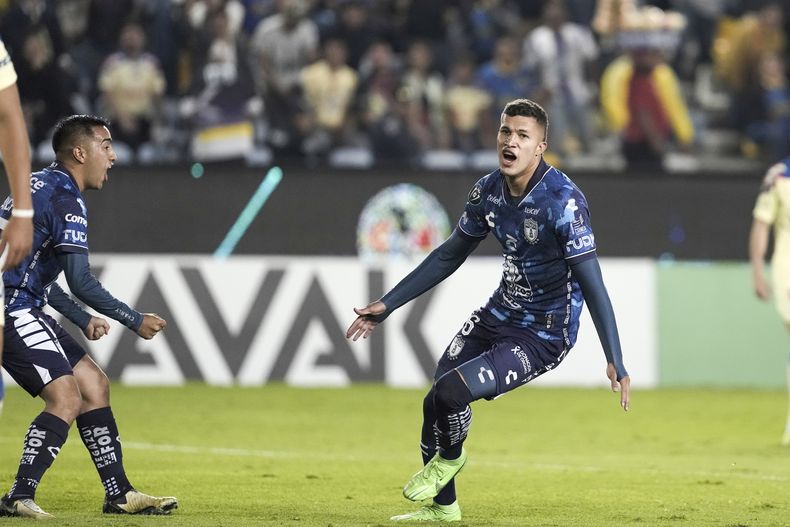 Nelson Deossa (derecha), del Pachuca, festeja tras anotar ante el América en la vuelta de las semifinales de la Copa de Campeones de la CONCACAF, el martes 30 de abril de 2024 (AP Foto/Eduardo Verdugo)