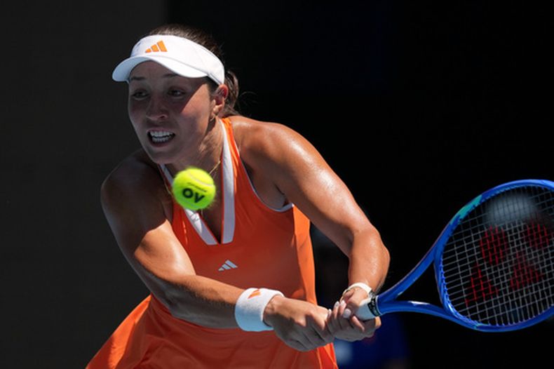 Jessica Pegula realiza una devolución de revés ante su compatriota Madison Keys durante su partido de cuarta ronda en el campeonato de tenis del Abierto de Australia en Melbourne, el lunes 26 de enero de 2026. (AP Photo/Mark Baker)