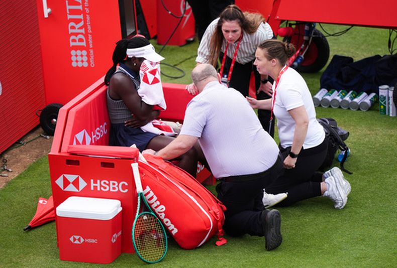La canadiense Victoria Mboko, izquierda, se retiró por lesión del partido contra Karolina Pliskova, de República Checa, en el tercer día de actividad en el campeonato en el Queens Club, el miércoles 10 de junio de 2026, en Londres. (Ben Whitley/PA via AP)