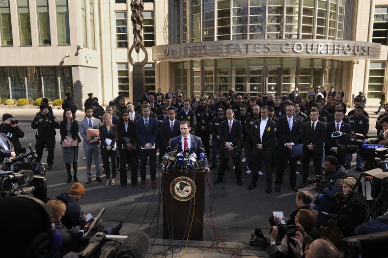 Frank Tarantino II, agente especial de la DEA --al centro, en primer plano--, habla en una conferencia de prensa frente a un tribunal federal el viernes 28 de febrero de 2025, en el distrito de Brooklyn de la ciudad de Nueva York, tras la lectura de cargos a los narcotraficantes Rafael Caro Quintero y Vicente Carrillo Fuentes. (AP Foto/Seth Wenig)