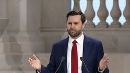 El vicepresidente de Estados Unidos, JD Vance, ofrece un discurso en el Gran Palacio durante una cumbre de Inteligencia Artificial en París, el martes 11 de febrero de 2025. (AP Foto/Michel Euler)