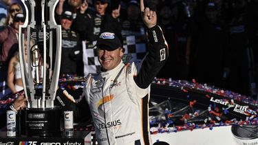 AJ Allmendinger celebra en Victory Lane después de ganar la carrera de la NASCAR Cup Series en el Charlotte Motor Speedway, el domingo 8 de octubre de 2023, en Concord, Carolina de Norte. (AP Foto/Matt Kelley)