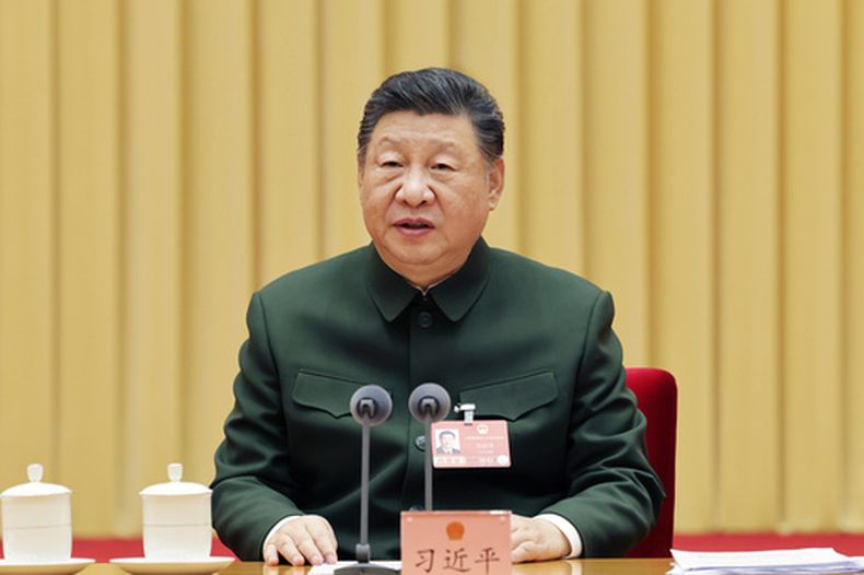 En esta foto publicada por la Agencia de Noticias Xinhua, el presidente chino Xi Jinping asiste a una reunión plenaria de la delegación del Ejército Popular de Liberación (EPL) y la Fuerza de Policía Armada Popular en la cuarta sesión de la XIV Asamblea Popular Nacional (APN) en Beijing el sábado 7 de marzo de 2026. (Li Gang/Xinhua vía AP)