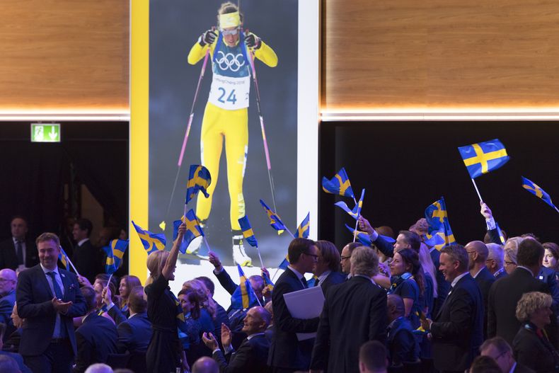 ARCHIVO - La delegación de Estocolmo-Are celebra la presentación de su candidato durante la 134ta sesión del Comité Olímpico Internacional, el 24 de junio de 2019, en Lausana. (Laurent Gillieron/Keystone vía AP)