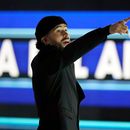 ARCHIVO - Bad Bunny señala a sus fans mientras camina para recibir el Premio al Artista del Año en los Premios Latin Billboard, el jueves 5 de octubre de 2023, en Coral Gables, Florida. (Foto AP/Marta Lavandier, archivo)