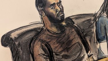 ARCHIVO - Sean Diddy Combs, sentado en la mesa de la defensa con uno de sus abogados, Teny Garagos, a la derecha, durante su audiencia de fianza, el miércoles 18 de septiembre de 2024, en Nueva York en un dibujo judicial. (Elizabeth Williams via AP, archivo)